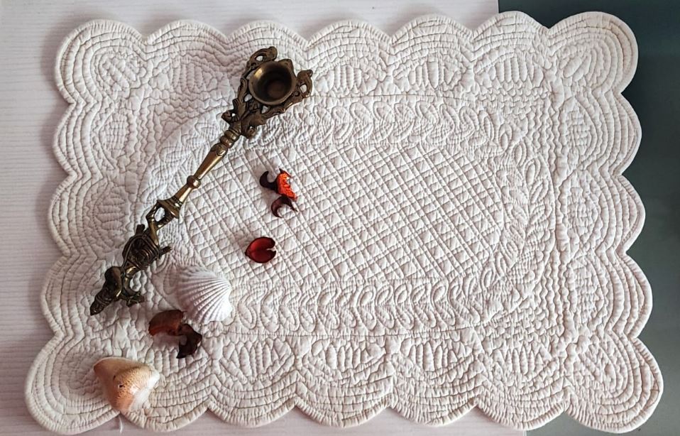 White With Floral Vine Cotton Cotton Quilted Reversible Table Placemat