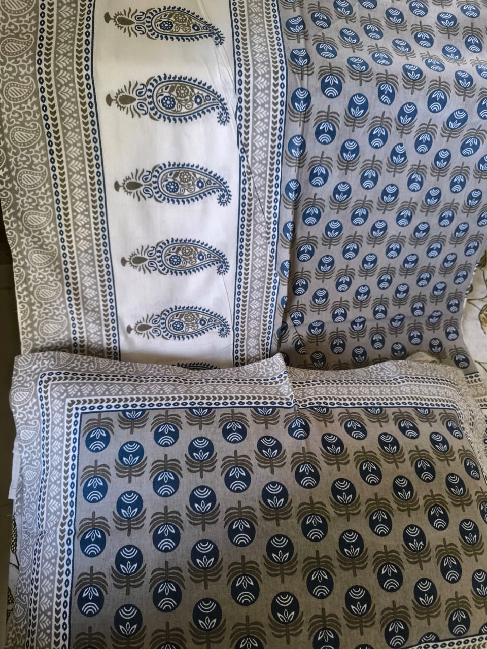 Autoloom South Cotton Cotton White Grey Mughal Pattern Single Bedsheet (63 x 90 in)