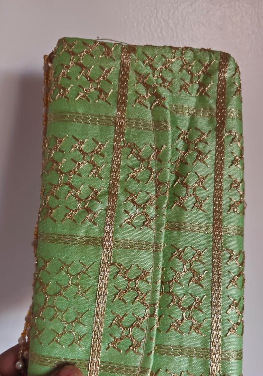 &nbsp;Outer Layer : Raw silk | Inside&nbsp; Layer : Cotton polyster
&nbsp;Size: 8" x 5" x 1.5"
Closure : Button