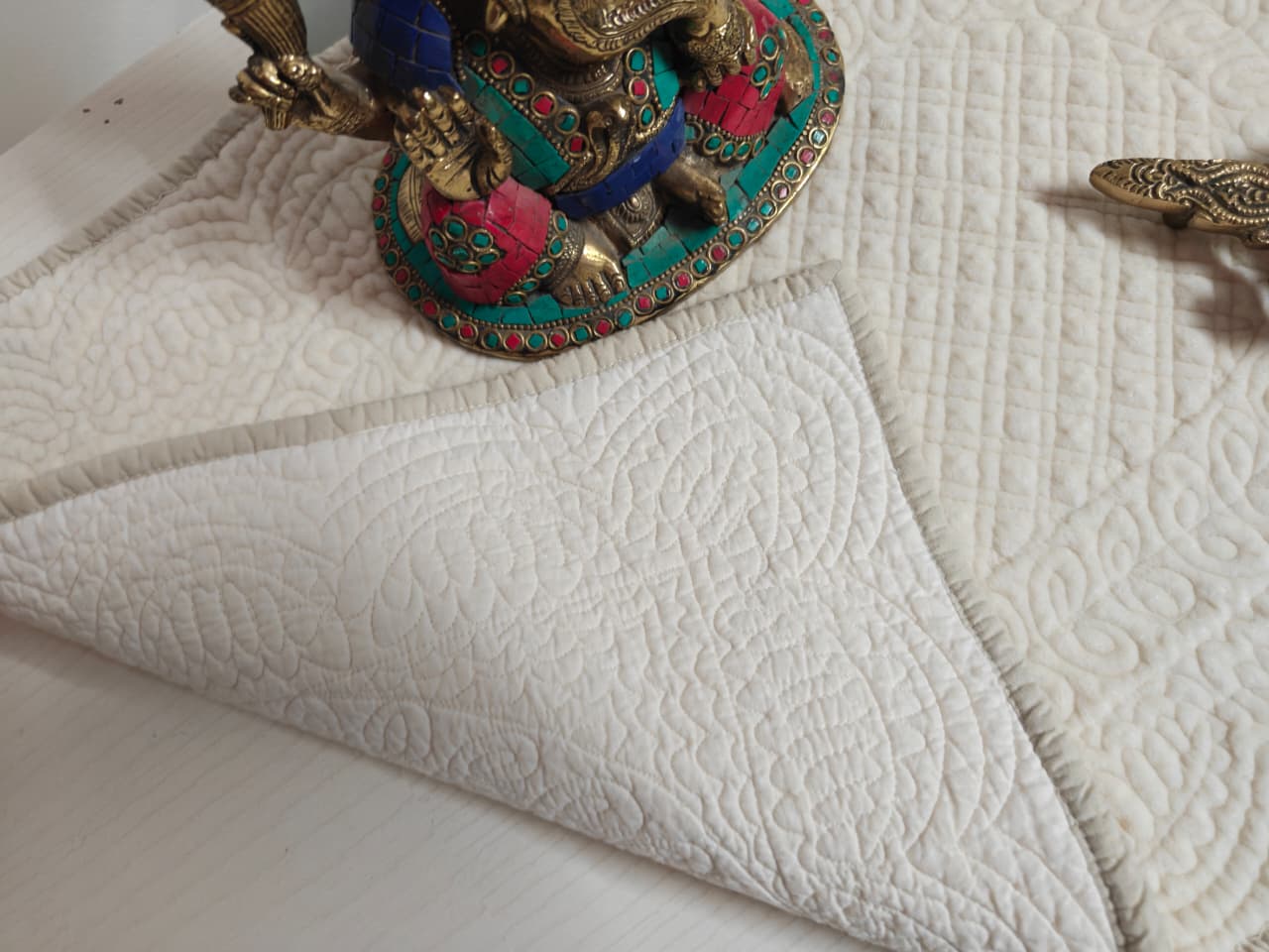 Velvet Ivory Rectangular Reversible Quilted Cotton Focal Tablemat