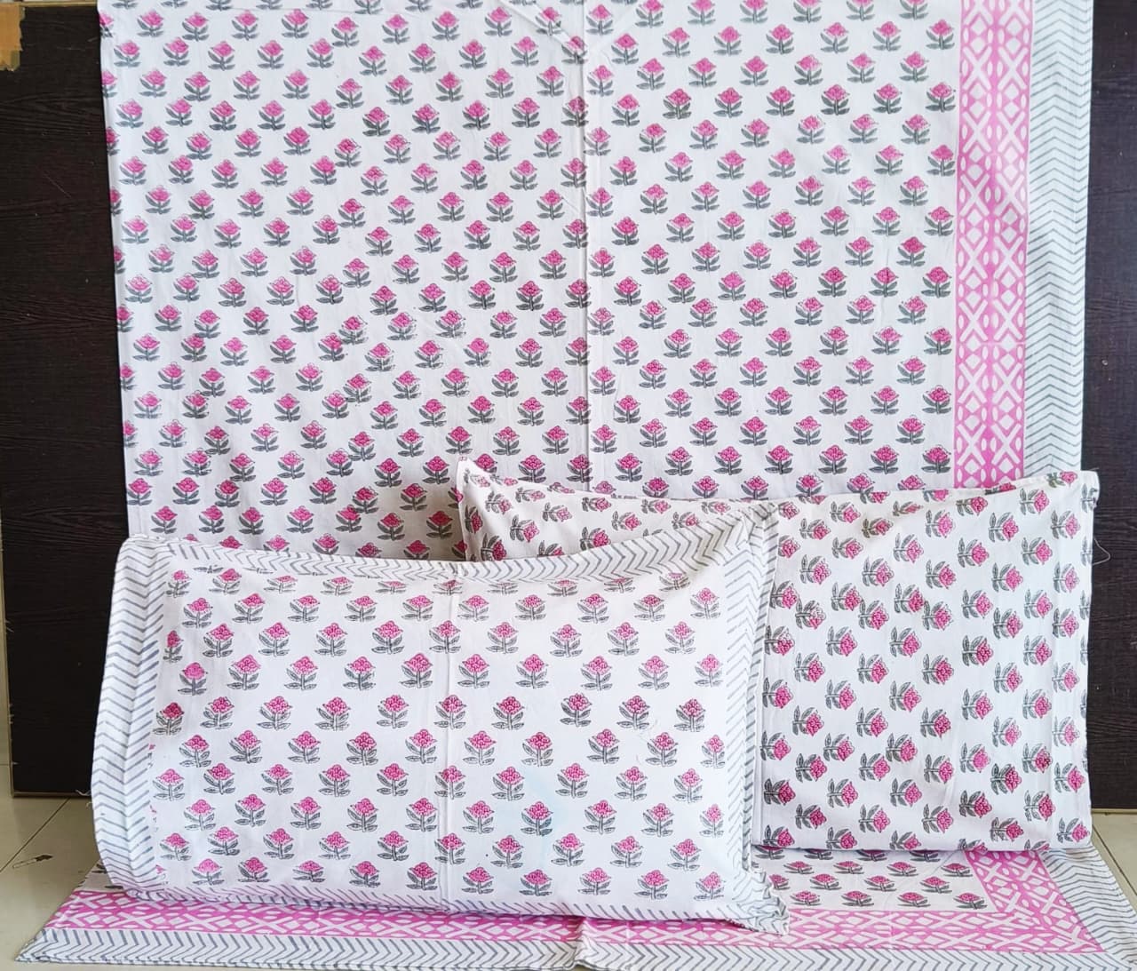 Premium Cotton Hand Block Trendy Flower Butta Queen Size Double Bedsheet online
