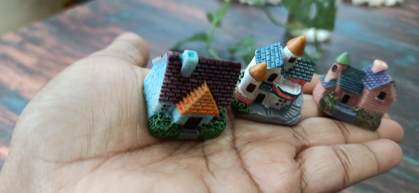 Miniature resin Willow Cottage figurine  - Set of 1 - Sajja Garden Nursery